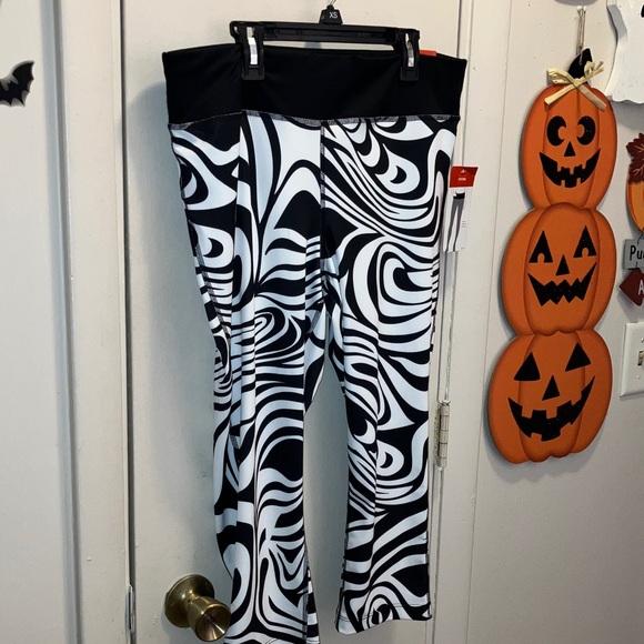 Xersion Black and White Swirl Fitted Capri Pants Large New - Picture 1 of 4